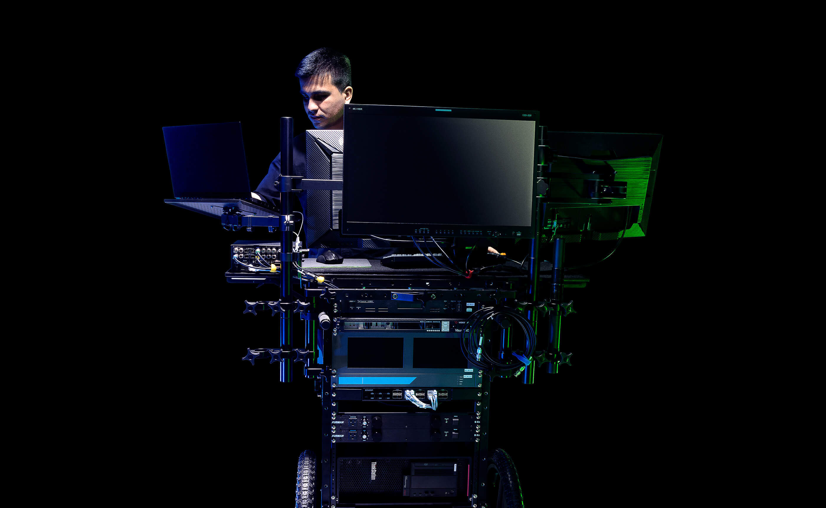 複雑で最先端なバーチャルシステムを1台ですべてコントロール